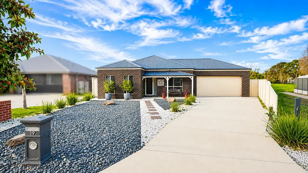 Lavington 4Phòng ngủ Quality Built Family Living with Space, Style & Everyday Comfort!!