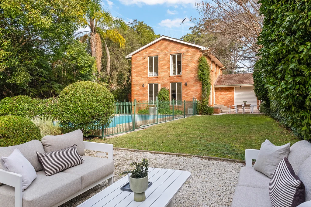 Turramurra 4ห้องนอน East-Side, Walk-Rail, North to rear haven
