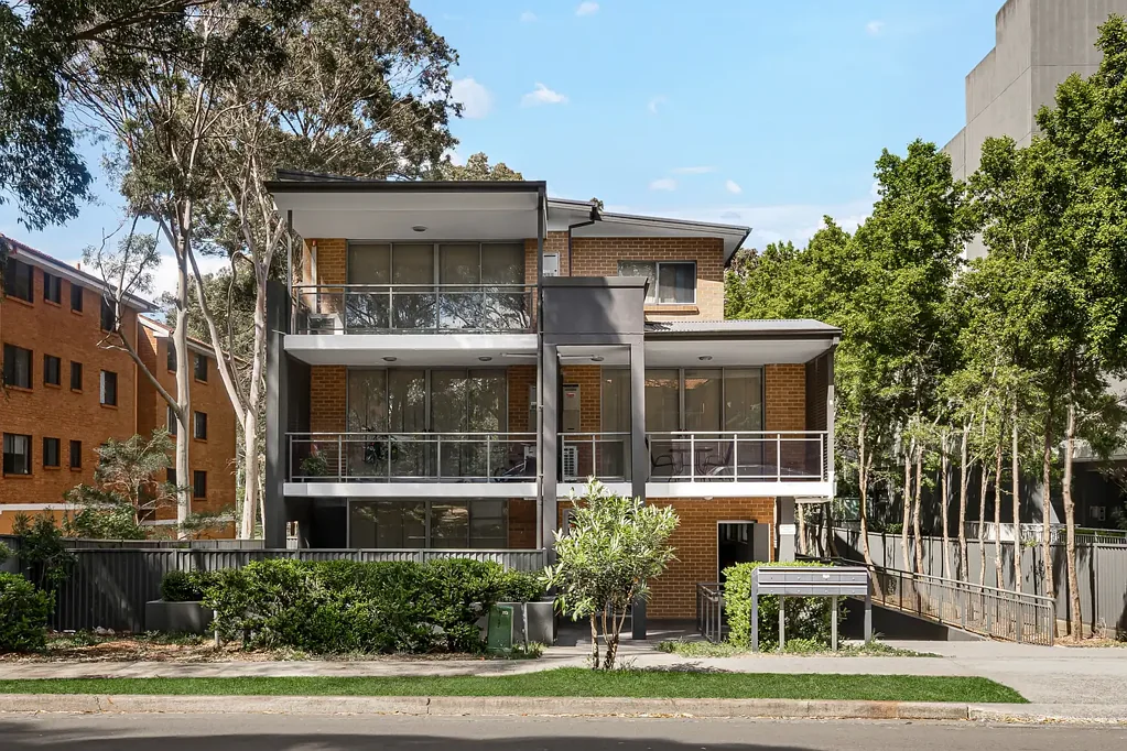 Wentworthville 16房 Wentworthville中心 7单元整售 919㎡阔地 地下车位 稳定租金 高回报 NON STRATA BUILDING! 7 UNITS