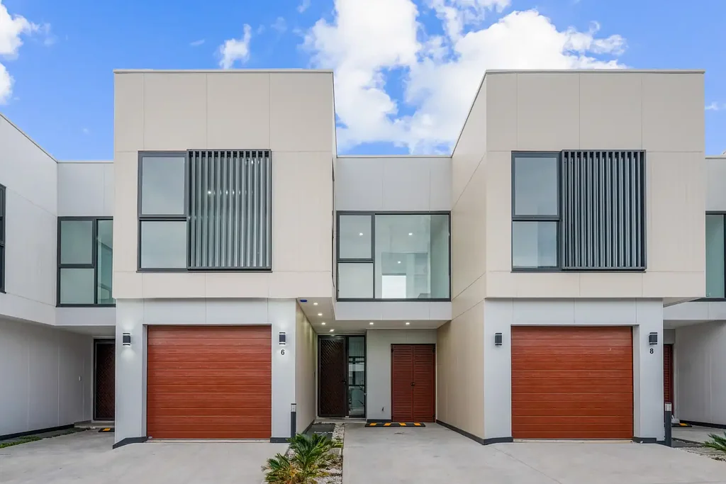 Box Hill 5 Bedroom Spacious 5-Bedroom Townhouse with Double Garage!