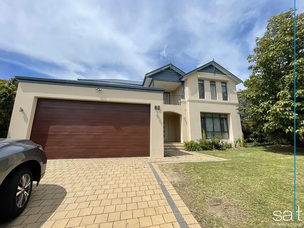 IMPRESSIVE LARGE FAMILY HOME