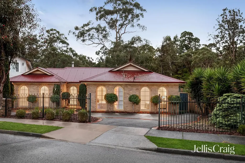 Lower Plenty 5 Slaapkamer Expansive Family Living Backing onto Plenty River Trail