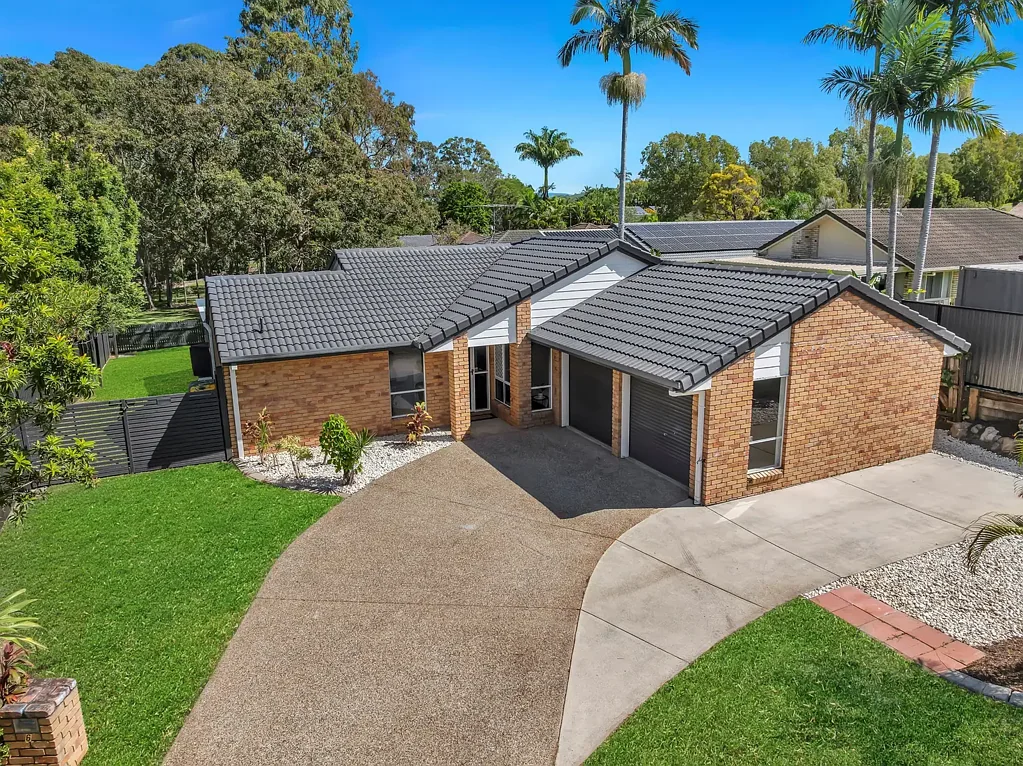 Sippy Downs 4 Bedroom Superb Family Entertainer adjoining Park!