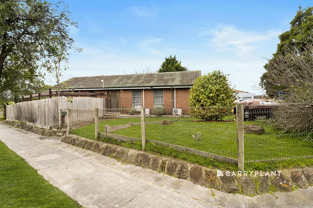 Hampton Park 3房 卓越的街角地块，拥有令人兴奋的开发潜力！ Exceptional Corner Block with Exciting Development Potential!