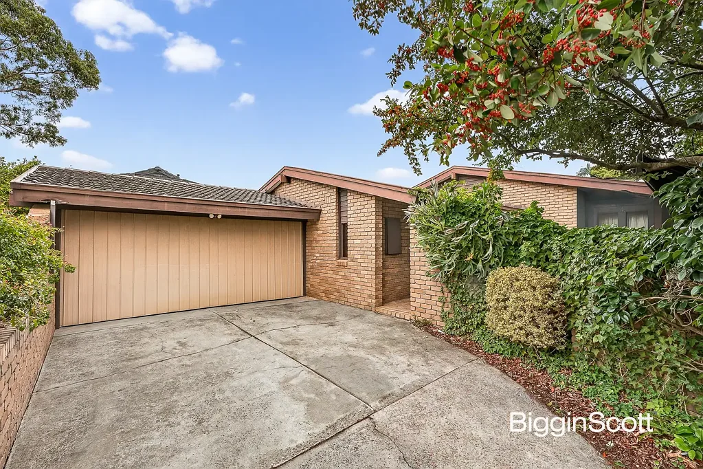 Glen Waverley 4 Bedroom SPACIOUS FAMILY LIVING WITH SCHOOL ZONE POTENTIAL!