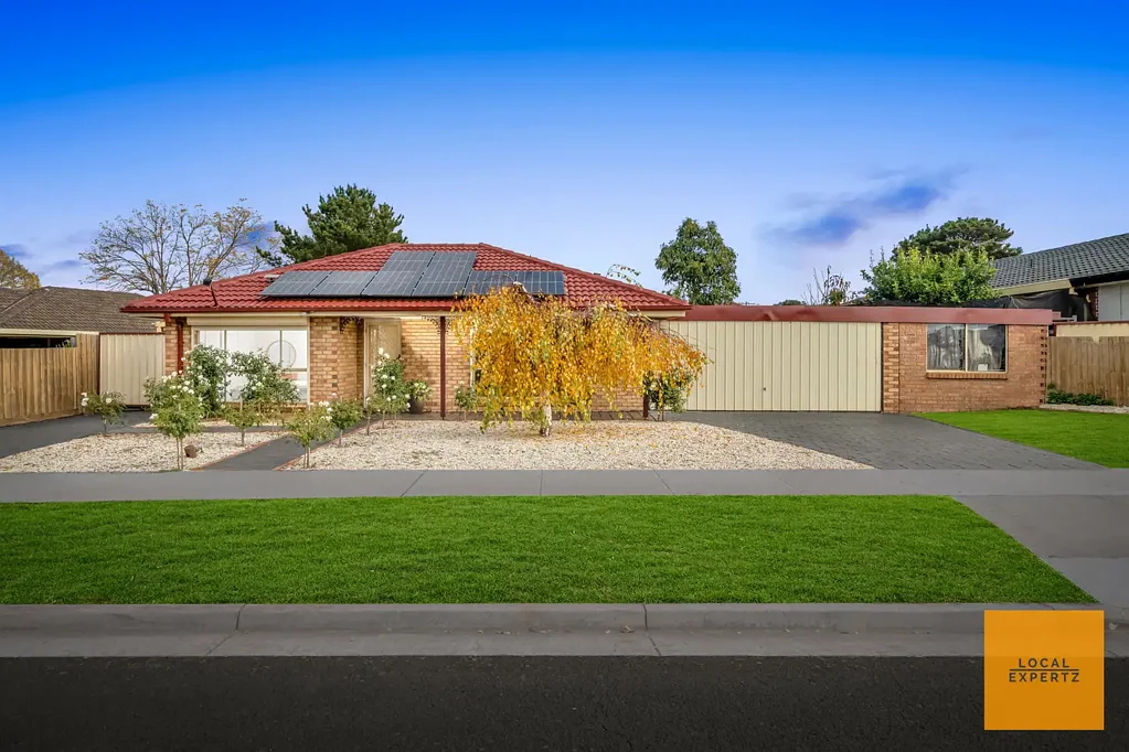 Melton South 4ਬੈੱਡਰੂਮ Stylishly Renovated Home with Expansive Frontage and Backyard Oasis!