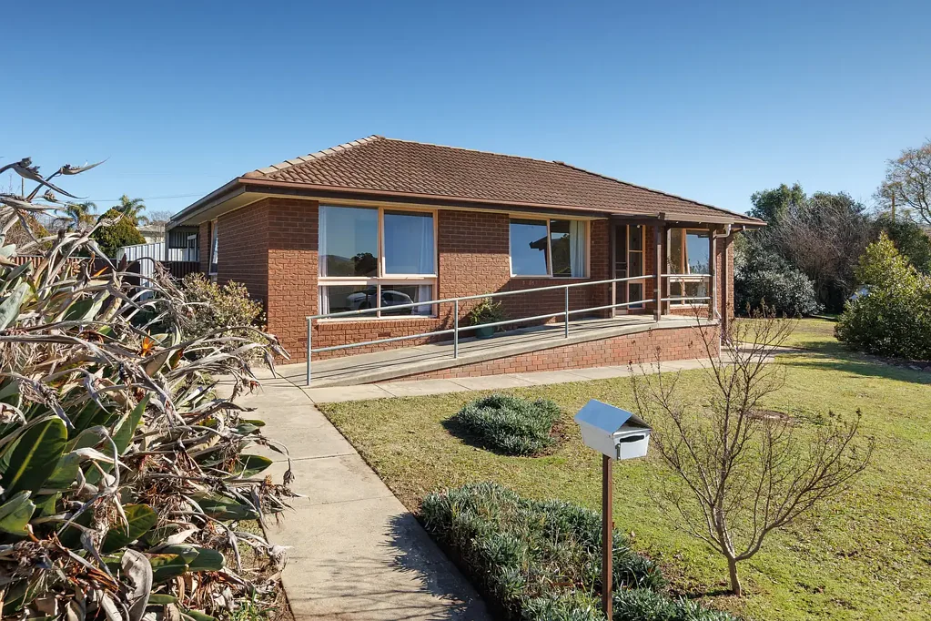 Tallangatta 3ਬੈੱਡਰੂਮ TALLANGATTA - Wall to Wall Country Value