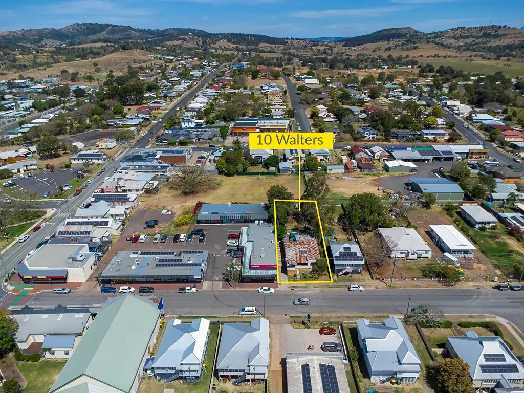 Lowood 4房  The Perfect Renovator's Delight!!! Zoned Centre / Retail for Future Development Opportunity On a Large Lot