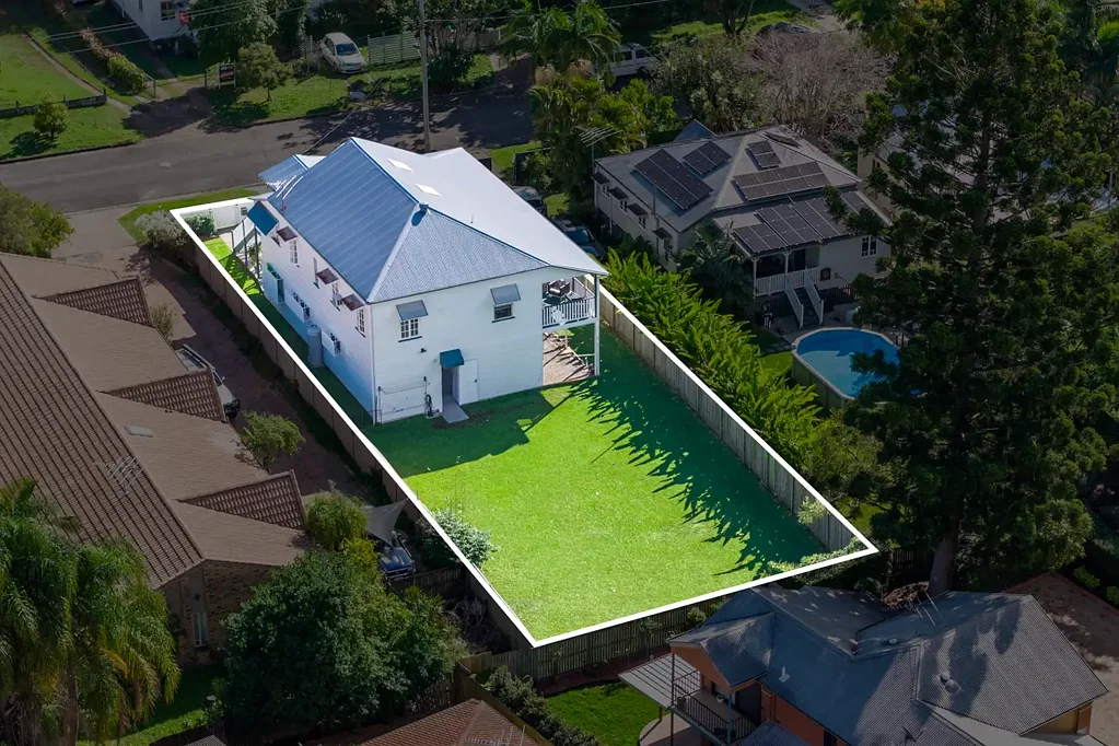 Alderley 6 Slaapkamer LARGE FULLY RENOVATED QUEENSLANDER FAMILY HOME WITH VALUABLE LMR2-3 ZONING & DUAL LIVING POTENTIAL