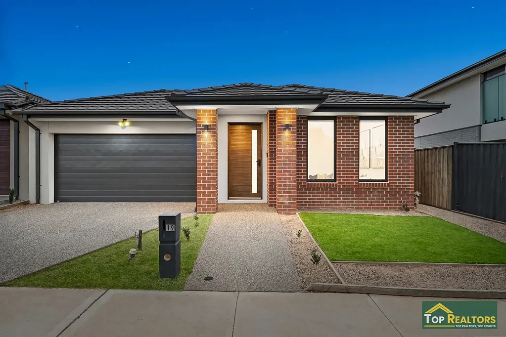 Deanside 4 Bedroom Modern, Fully Upgraded, Near New Family Living in a Prime Growth Location