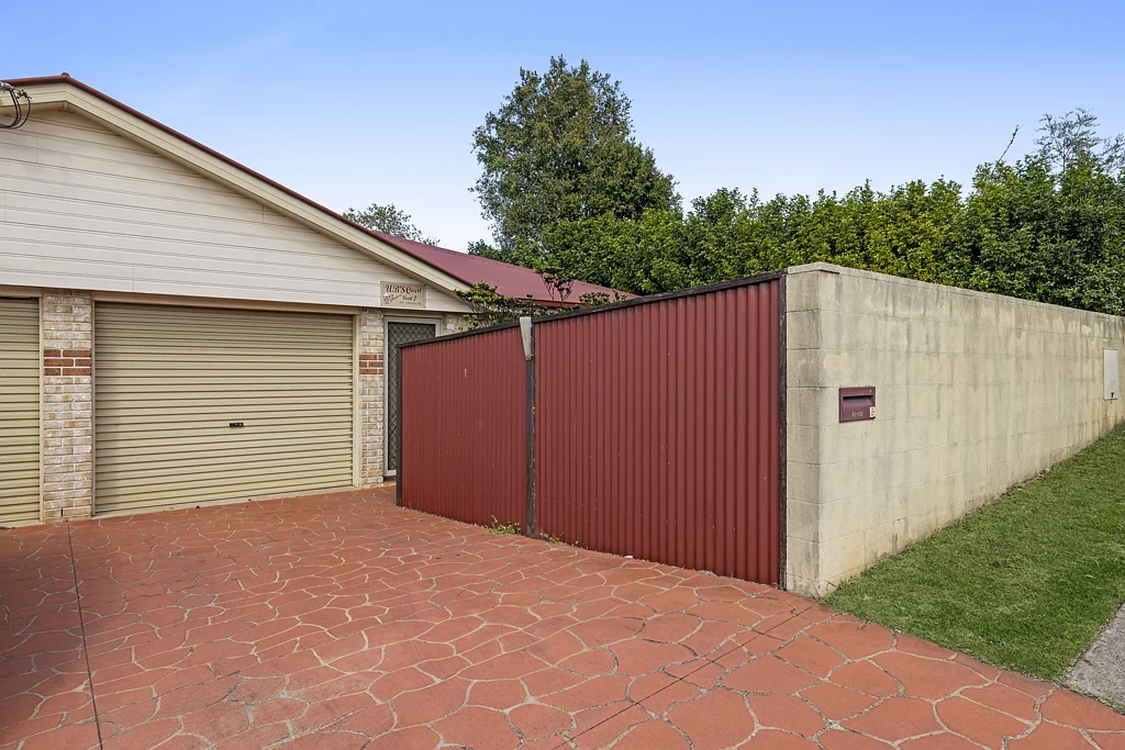 2/402 Alderley Street, Kearneys Spring, QLD 4350