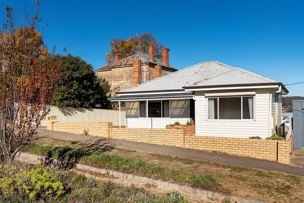Charming Period Home with Elevated Castlemaine Views