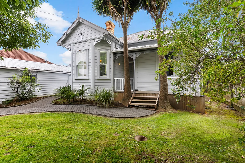 Onehunga 3Phòng ngủ 1910 VILLA ON 751m2 - CHARACTER, SUN & POTENTIAL!
