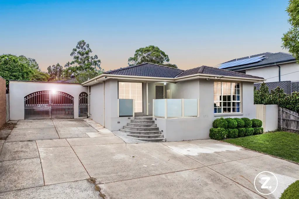 Wheelers Hill 4Zimmer Elegant Family Haven with Breathtaking Views in Prime Wheelers Hill Locale