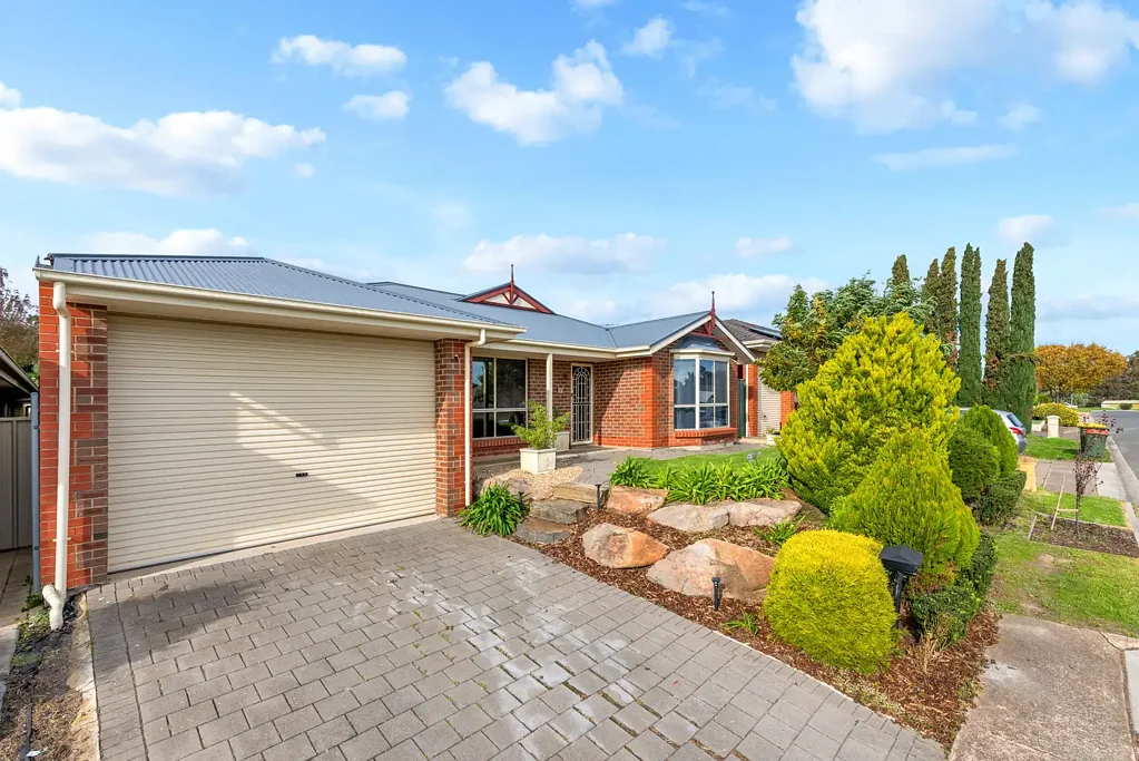 Woodcroft 3Moenga Stunning Home in Sought After Woodcroft