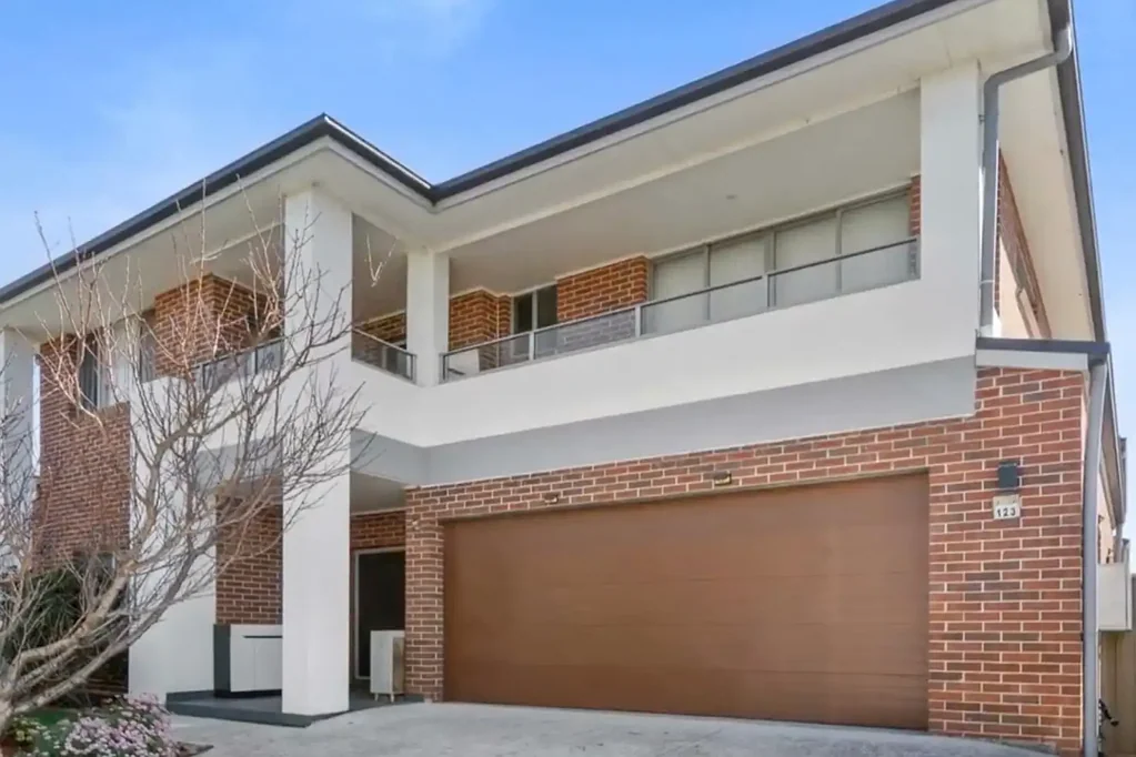 Lidcombe 6ห้องนอน BRICK HOME WITH DOUBLE LOCK-UP GARAGE!  - OPEN TO VIEW SATURDAY 4.15-4.45PM