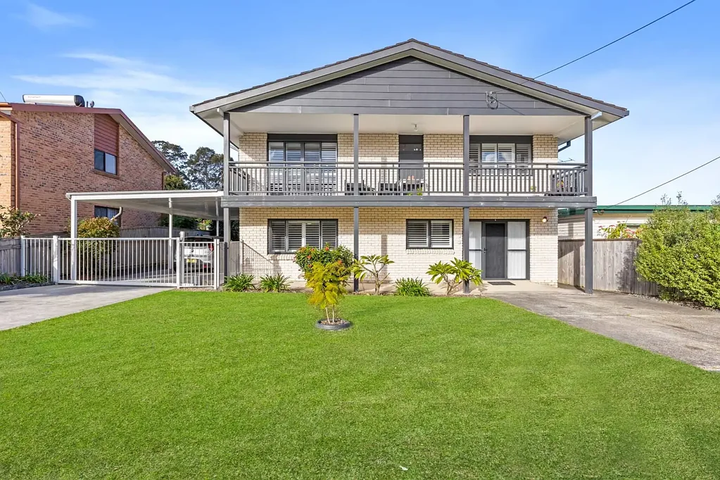 Surf Beach 4房  Coastal Dual Living Opportunity - Fully Renovated and Ready to Enjoy