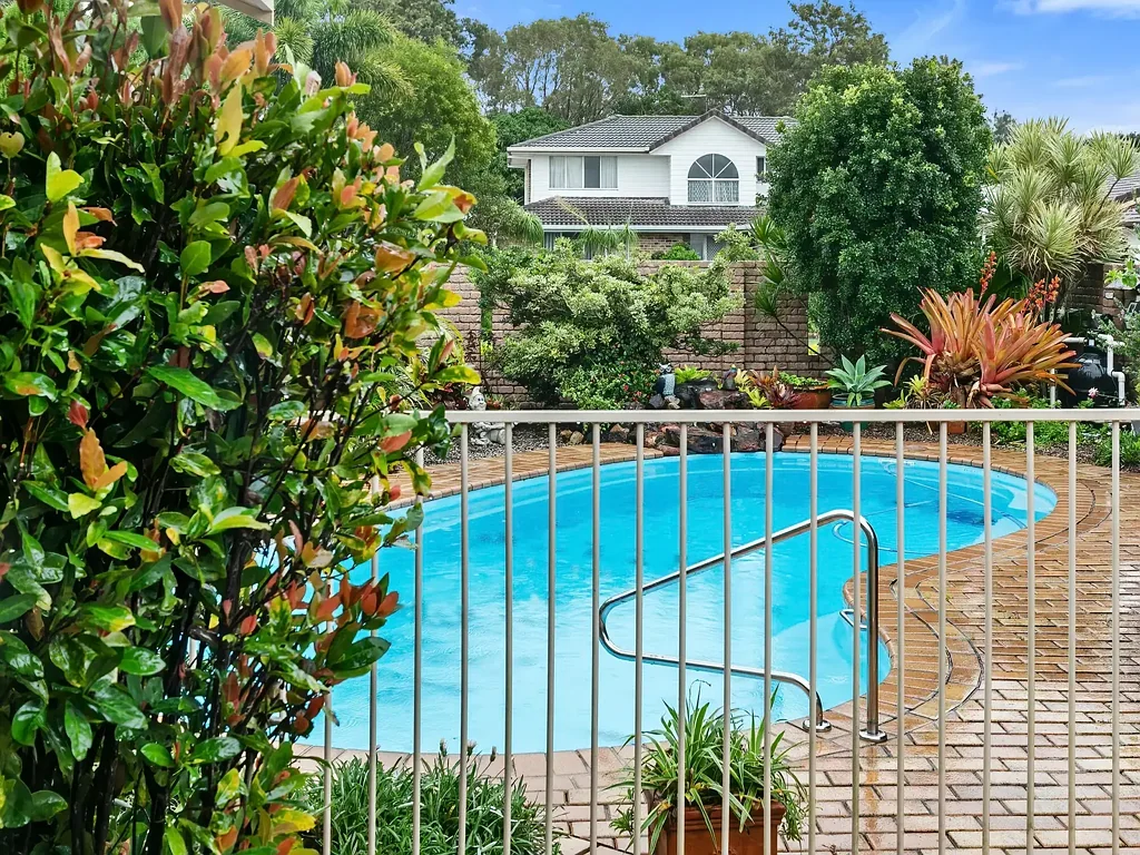 Banksia Beach 3房 海滨瑰宝 宽敞689平米地块 砖瓦结构耐久 3卧2卫阳光房 游泳池花园 临海步行道 2起居区 空调厨房 安全车库 太阳能电池板 花园小屋 优质生活环境 CLOSE TO WATERFRONT IN SOUGHT-AFTER FLAMINGO DRIVE + POOL