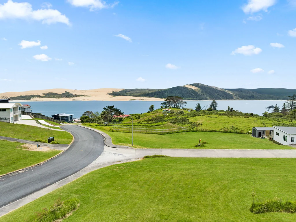 Opononi  Exceptional location - book the builder!