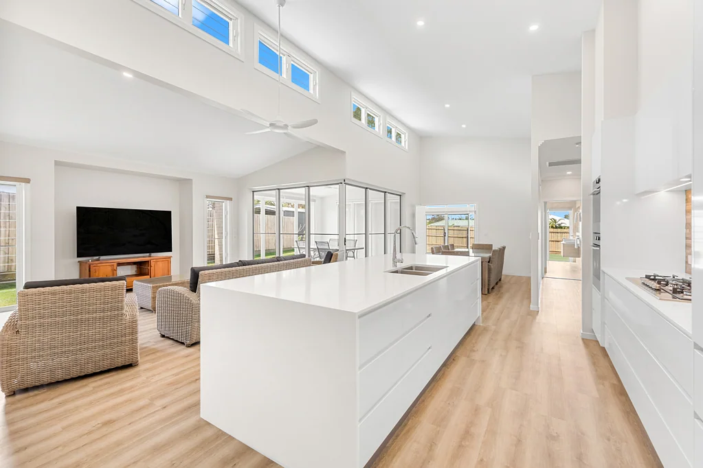 Point Vernon 4Habitaciones CLOSE TO THE BEACH - TWO BOAT LAUNCH RAMPS, NEW CONSTRUCTION, UNIQUE, QUALITY, SPACIOUS HOME, 4.3 M CENTRAL RAKED CEILING, SPACES FOR SWIM POOL & SHED