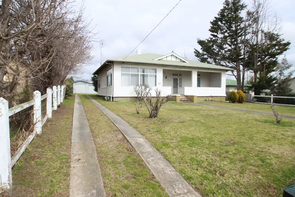 87 Molesworth Street, Tenterfield, NSW 2372