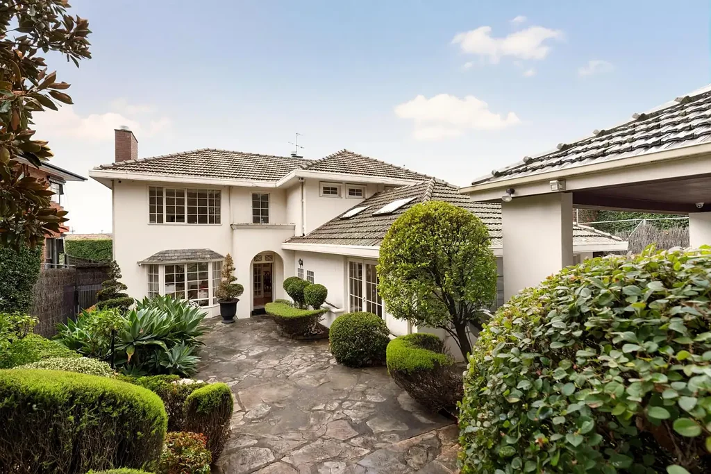 Toorak 4房 坐北朝南地块 734㎡ 实心砖砌住宅 1930年代风格 翻新改造空间 地址St Georges Road A Rare Toorak Opportunity