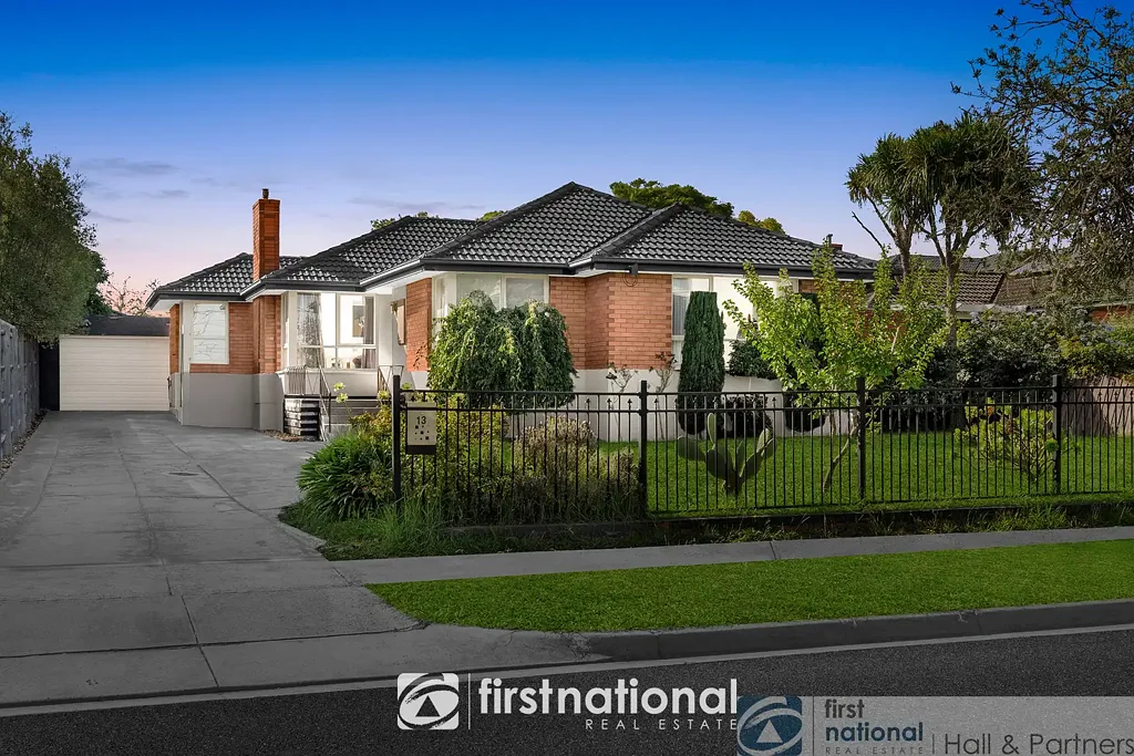 Glen Waverley 5房 宽敞地块654㎡ 三面砖砌住宅 现代舒适 多功能空间 优质学区 便捷交通 高品质厨房 私人露台 低维护庭院 Contemporary Comfort Meets Family Functionality