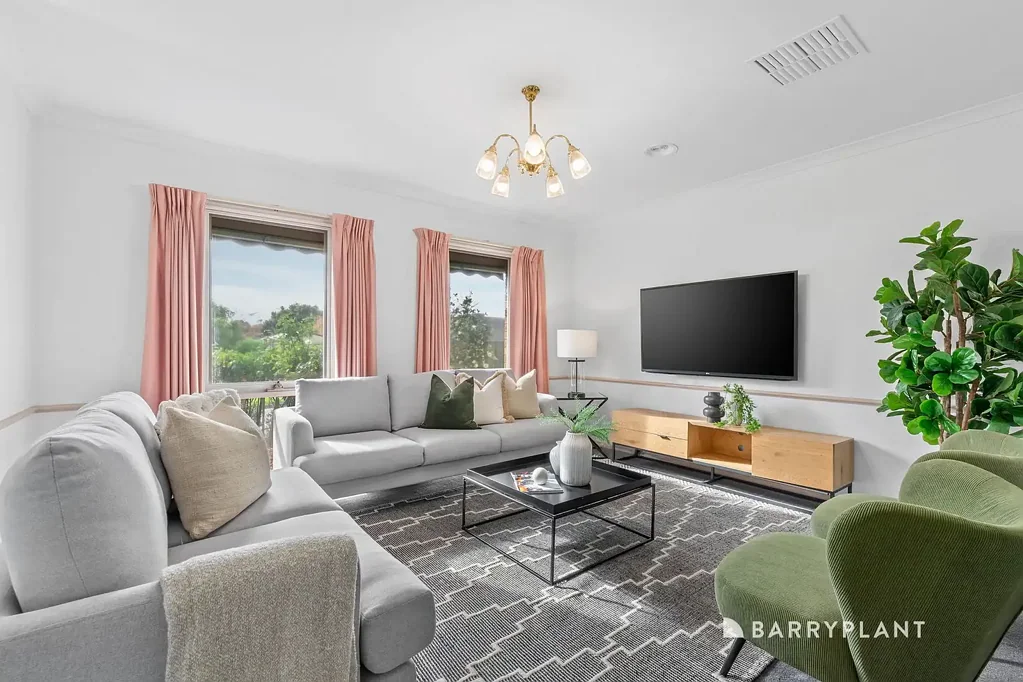 Watsonia North 3房 家庭便利位置 259sqm精心花园 三卧带步入式衣帽间 宽敞客厅明亮厨房 遮盖庭院双车库 优越社区配套 Easy Living in a Prime Watsonia North Pocket
