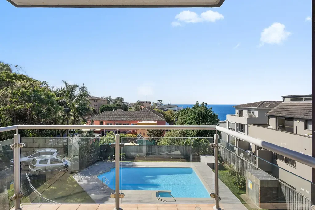 SPACIOUS ONE BEDROOM APARTMENT WITH OCEAN VIEWS