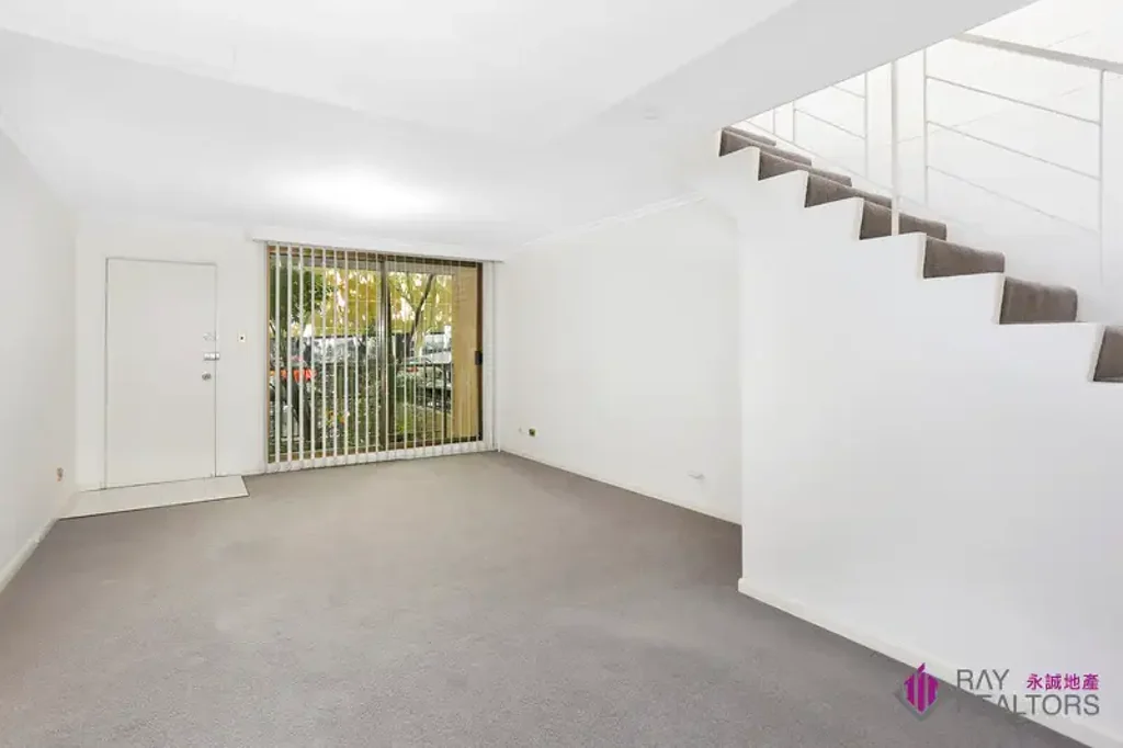 Stylish Split-Level Apartment in the Prestigious Waratah Apartments