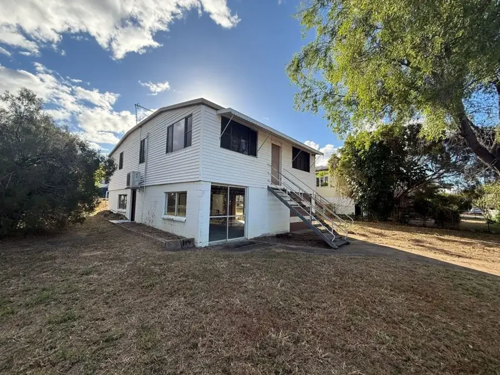 Collinsville 3房  AFFORDABLE HOME - 1,012m2- Fenced- 3 bedrooms+ Garage - Storage underneath