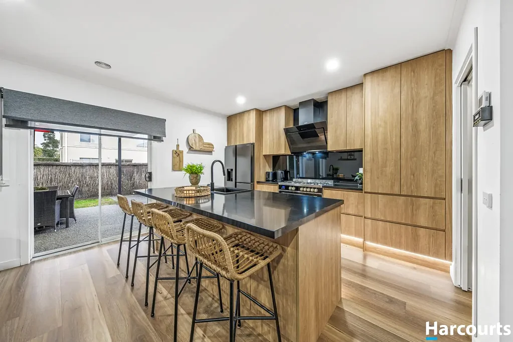 Rowville 3房 Estate内泳池桑拿健身房 翻新三卧双层 Engineered timber floors 石材台面厨房 私人铺砌户外区 主卧en-suite 双盥洗台 步行学校商店公园 Recently Renovated in an Exclusive Estate
