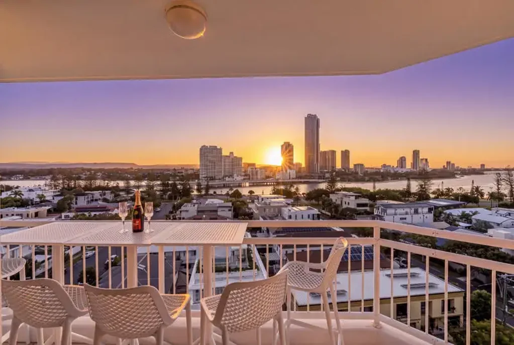 Main Beach 3 Bedroom Sunsets Included