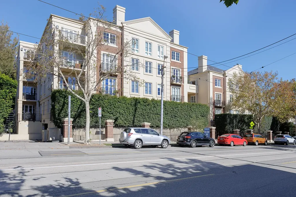 South Yarra 3房 法式乡村风格住宅 精美花园 锻铁大门 安全住宅 平面图灵活 主卧避风港 厨师级厨房 地理位置绝佳 适合各类买家 生活方式投资者 Stylish, Spacious, Elegant