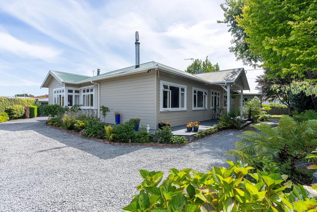 Otaki 4 Bedroom Immaculate Large Villa with Modern Flair