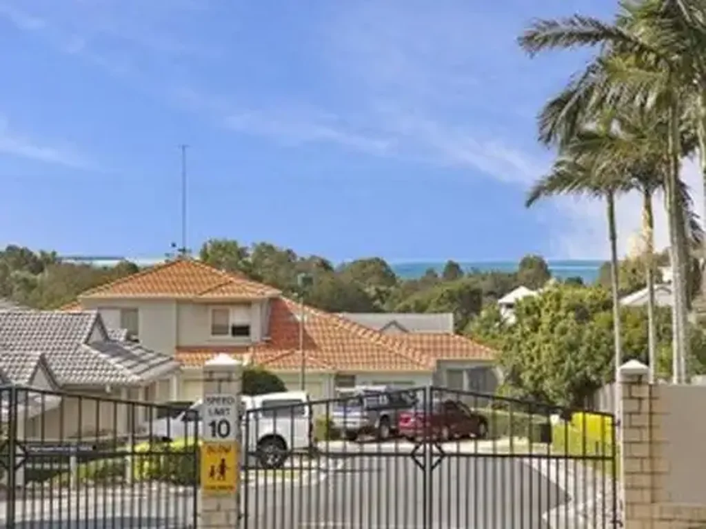 3 Bedroom Townhouse, Secure Gated Complex, In-ground Pool,Ocean view lifestyle, Transport.