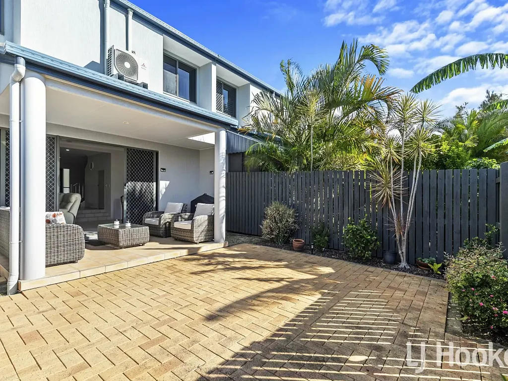 LOCATION, LOCATION! TOWNHOUSE ONLY WALKING DISTANCE TO BEACH