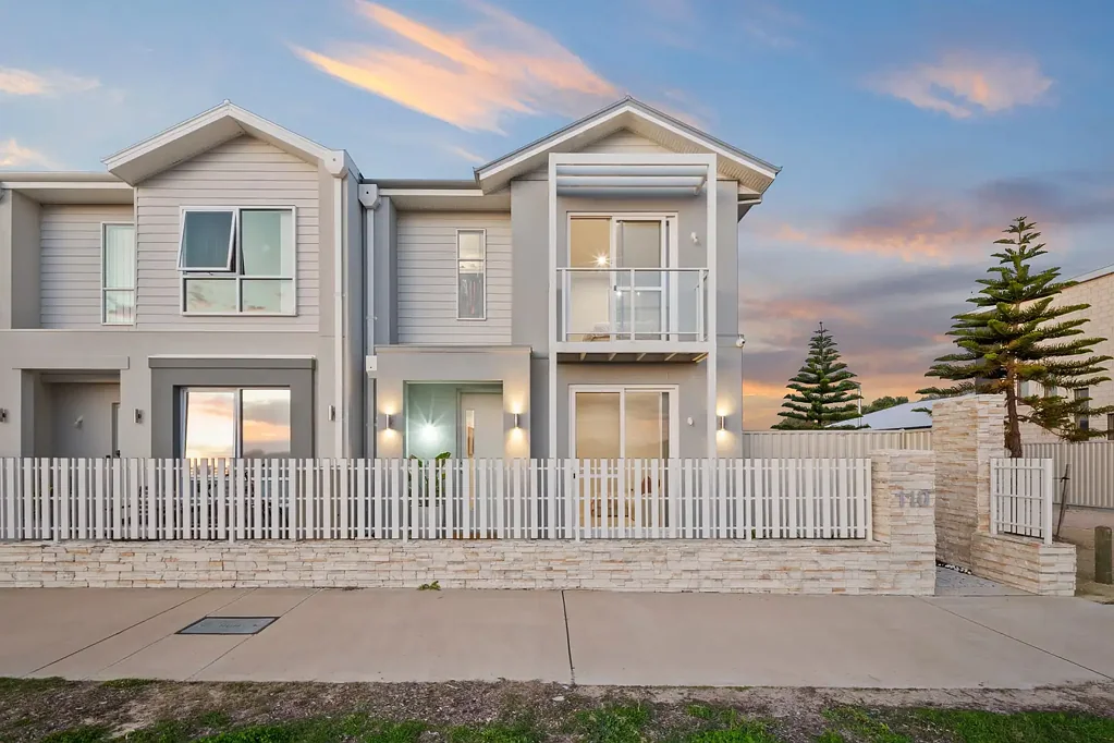 Golden Bay 4部屋 Where luxury meets the ocean - a front-row seat to coastal living.