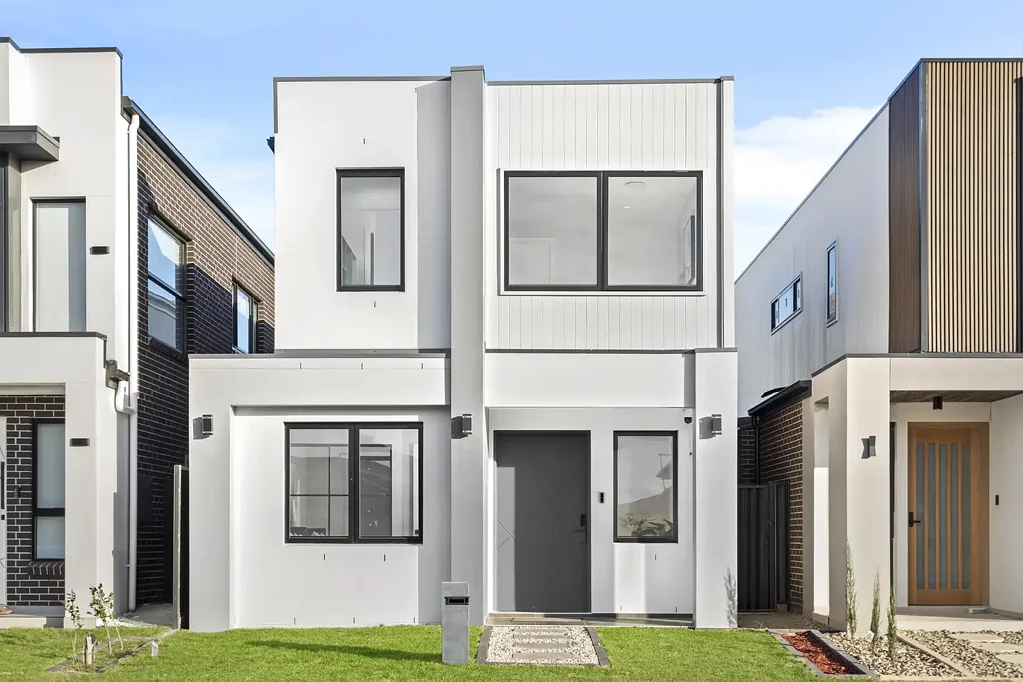 Schofields 4ห้องนอน Ultra-Modern, Near New Custom Built Family Home with Bespoke fittings and finishings - 10 Mins Walk to Train Station!