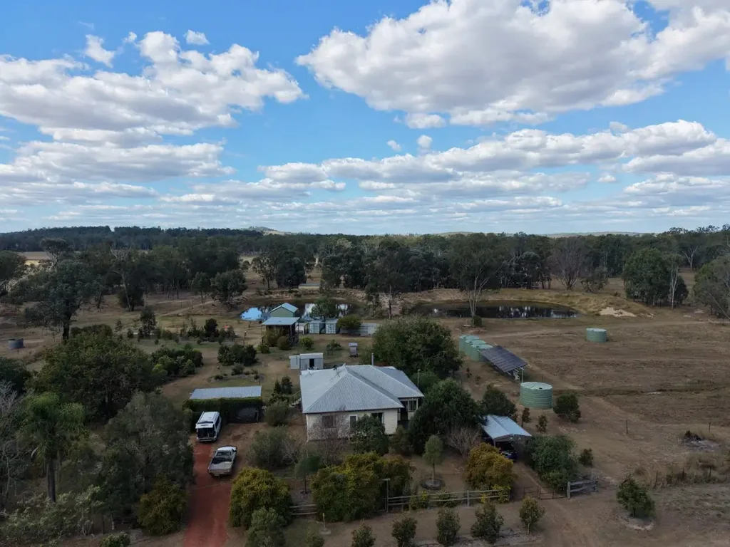 Monto 3બેડરૂમ Modern Country Retreat on 25 acres with Creek Frontage