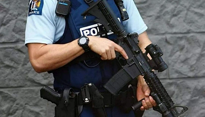 手枪走火　新西兰警察自己的臀部被击中受伤｜新西兰毛孩也能进电影院？…网友：好羡慕！｜热帖：航空公司不愿说的商务舱秘密
