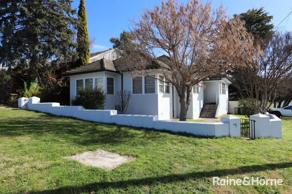 Top of Bentinck St - Close to Stannies & University - Available NOW!!!