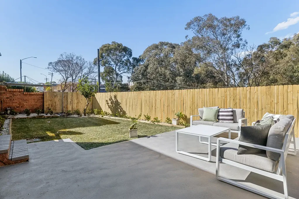 Earlwood 3房 已竣工家庭住宅 | 4卧室多功能布局 | 近商店和车站 Newly Built Family Home | 3 Bed Versatile Layout | Moments to Shops & Station