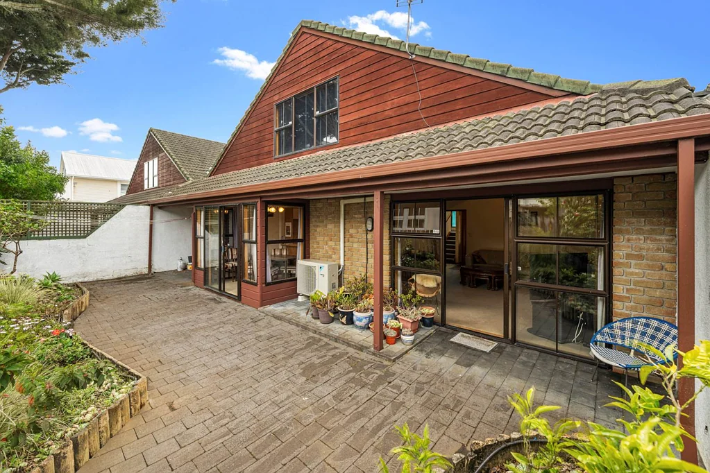 Epsom 2 Slaapkamer Brick & Cedar Gem in Double Grammar Zone