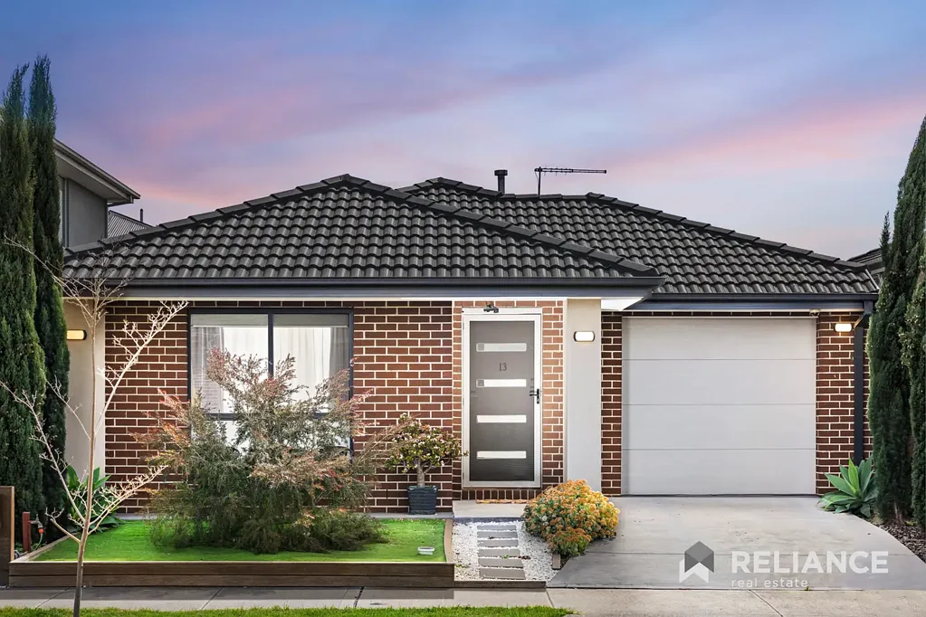 Wyndham Vale 4ਬੈੱਡਰੂਮ Just Steps to the Playground, In the Zone for Riverbend Primary, Minutes from Manor Lakes Shops and Station!