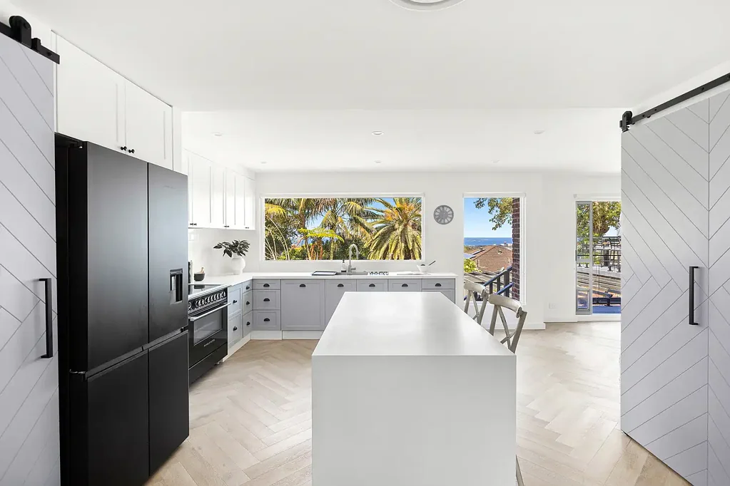 Mangerton 4房 全面翻新豪宅 四卧四卫 主卧套房 美食厨房 顶级电器 海景露台 可分租住宿 持续舒适生活 A Total Transformation in Tranquil Mangerton