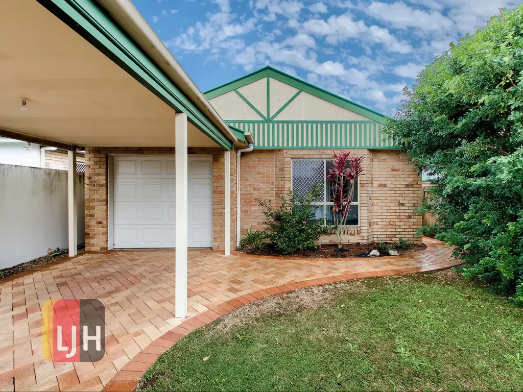 AIR CONDITIONED 4 BEDROOM HOME IN HENDRA