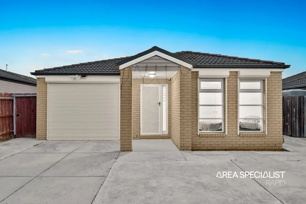 Hampton Park 3房 宽敞地块351㎡ 管道供暖舒适 三卧双卫便利 太阳能节能 双车位车库 优越Hampton Park位置 Comfort and Convenience in a Family-Friendly Pocket!