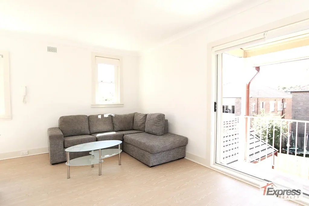 FURNISHED FOUR BEDROOM APARTMENT IN BONDI.