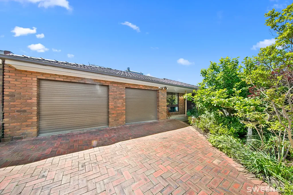 Altona Meadows 4房 Altona Bay最佳地址 北向公园景 优质厨房 四卧主卧套 翻新浴室 户外娱乐空间 成熟花园 安保车库 Altona Bay's Best Address
